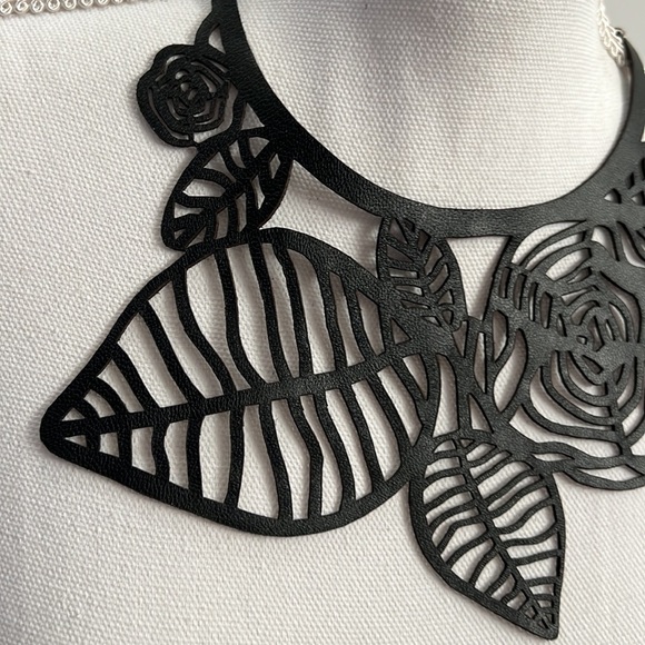 REAL LEATHER NECKLACE New never worn - Picture 2 of 5